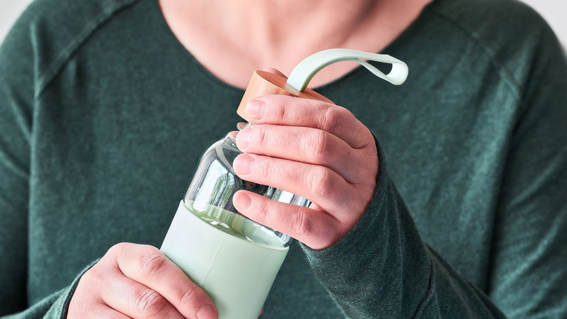 Here's how much money can a reusable water bottle save you