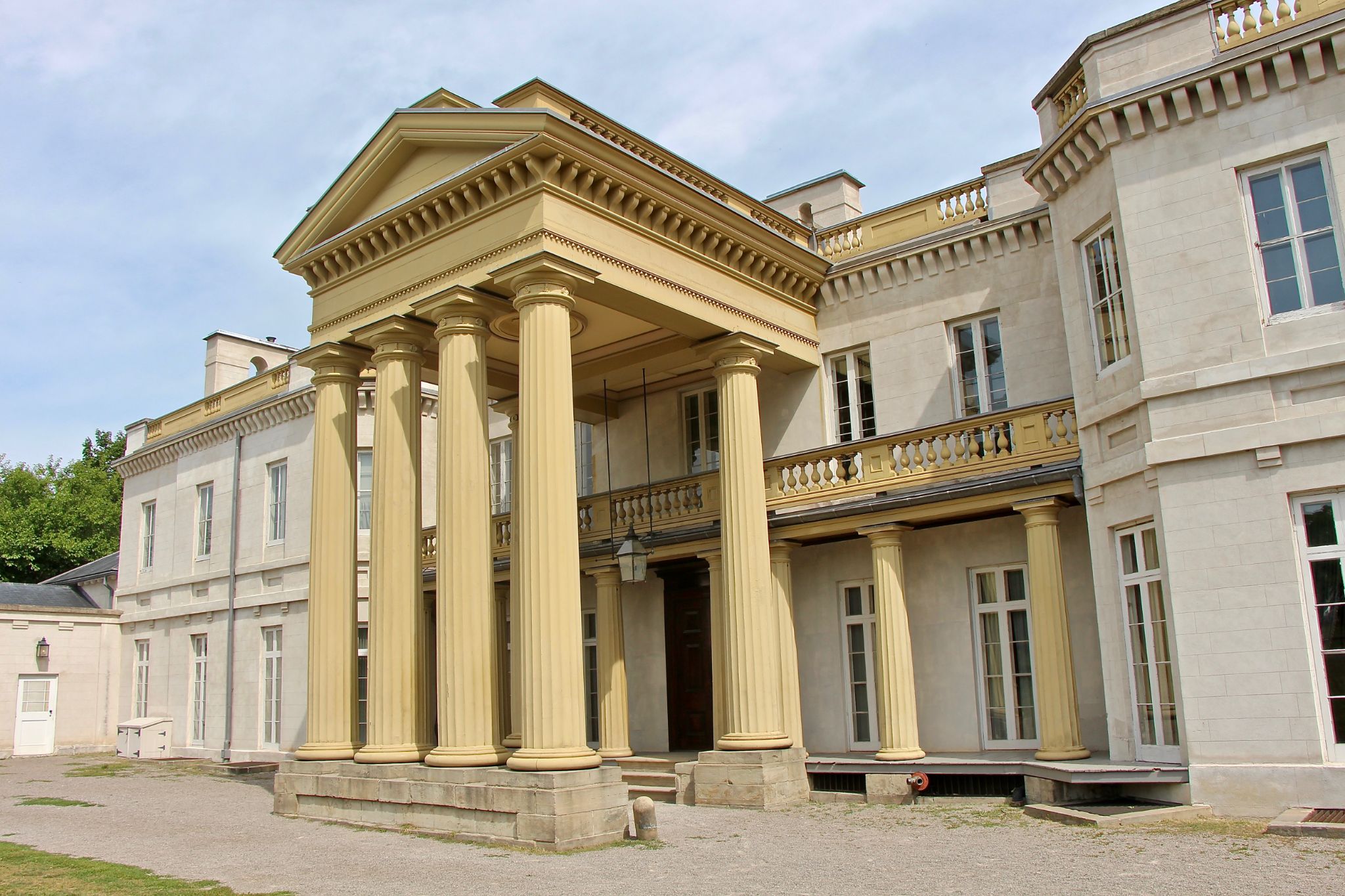 Dundurn Castle is a historic castlemuseum near Hamilton, Ontario The