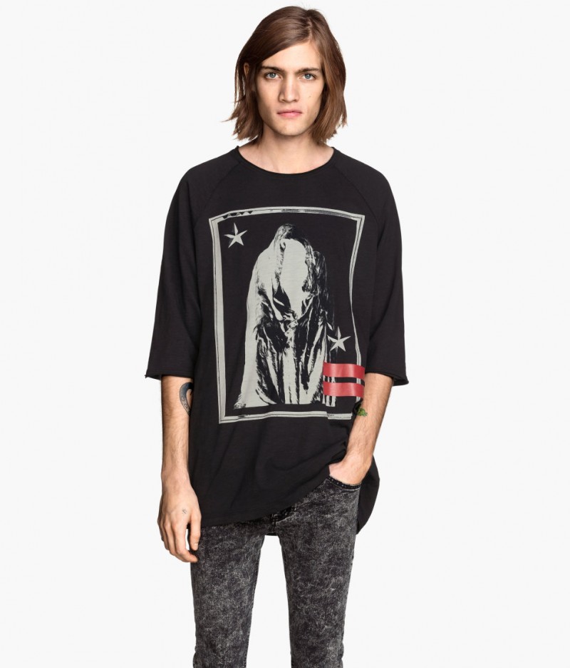 H&M Men Embraces the Trendy Long TShirt The Fashionisto