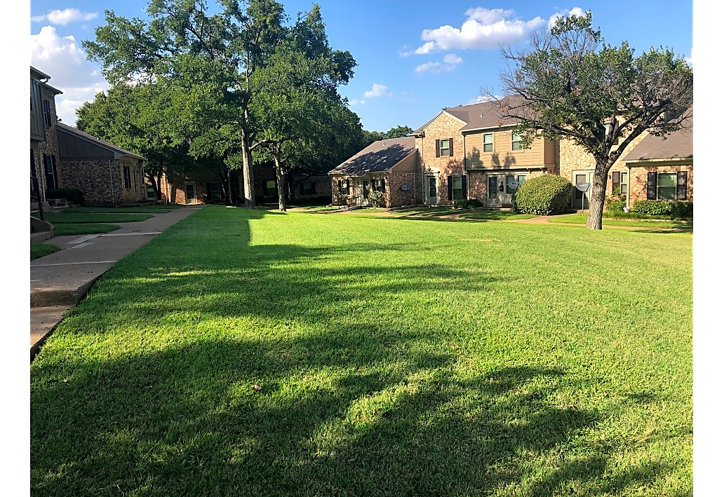 First Village Green Townhomes in Dallas, TX (Official Site)