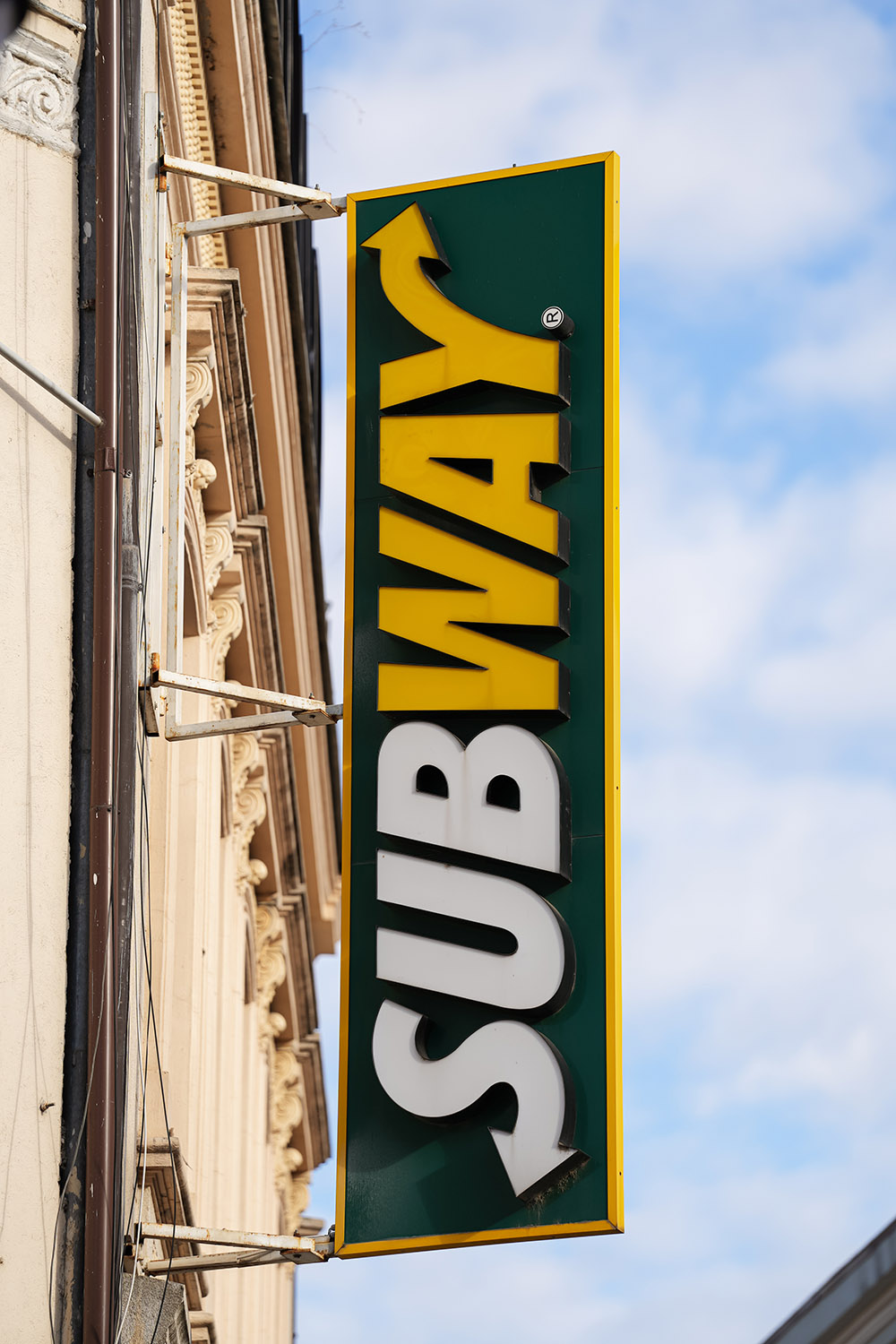 What Age Does Subway Hire? Requirements & Salaries