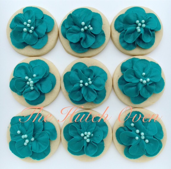 Buttercream Simple Flower Tutorial » The Hutch Oven