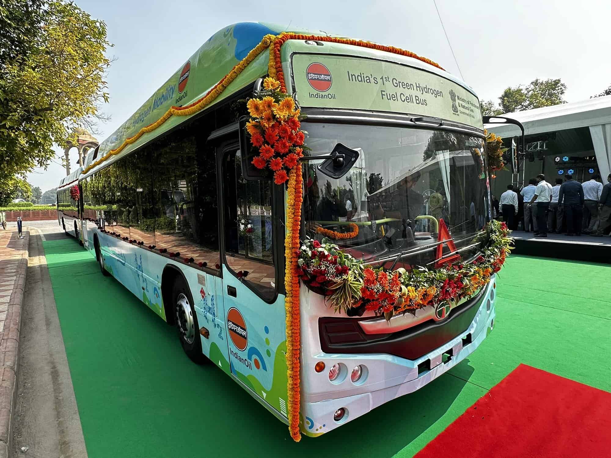 India flags off its first green hydrogen fuel cell bus The Indian Wire