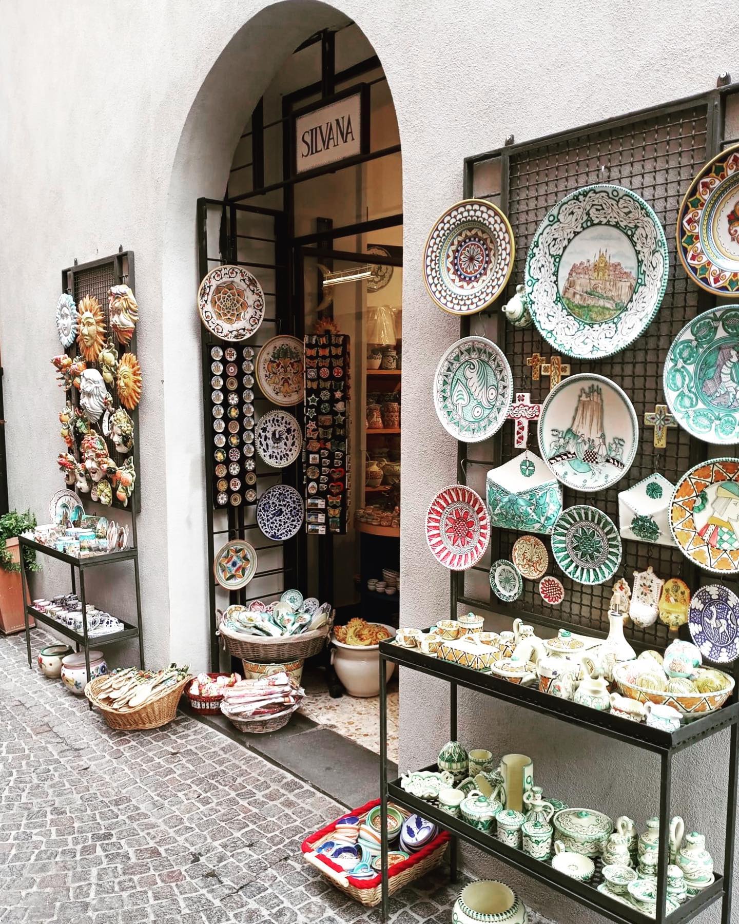 Where To Buy Ceramics In Italy