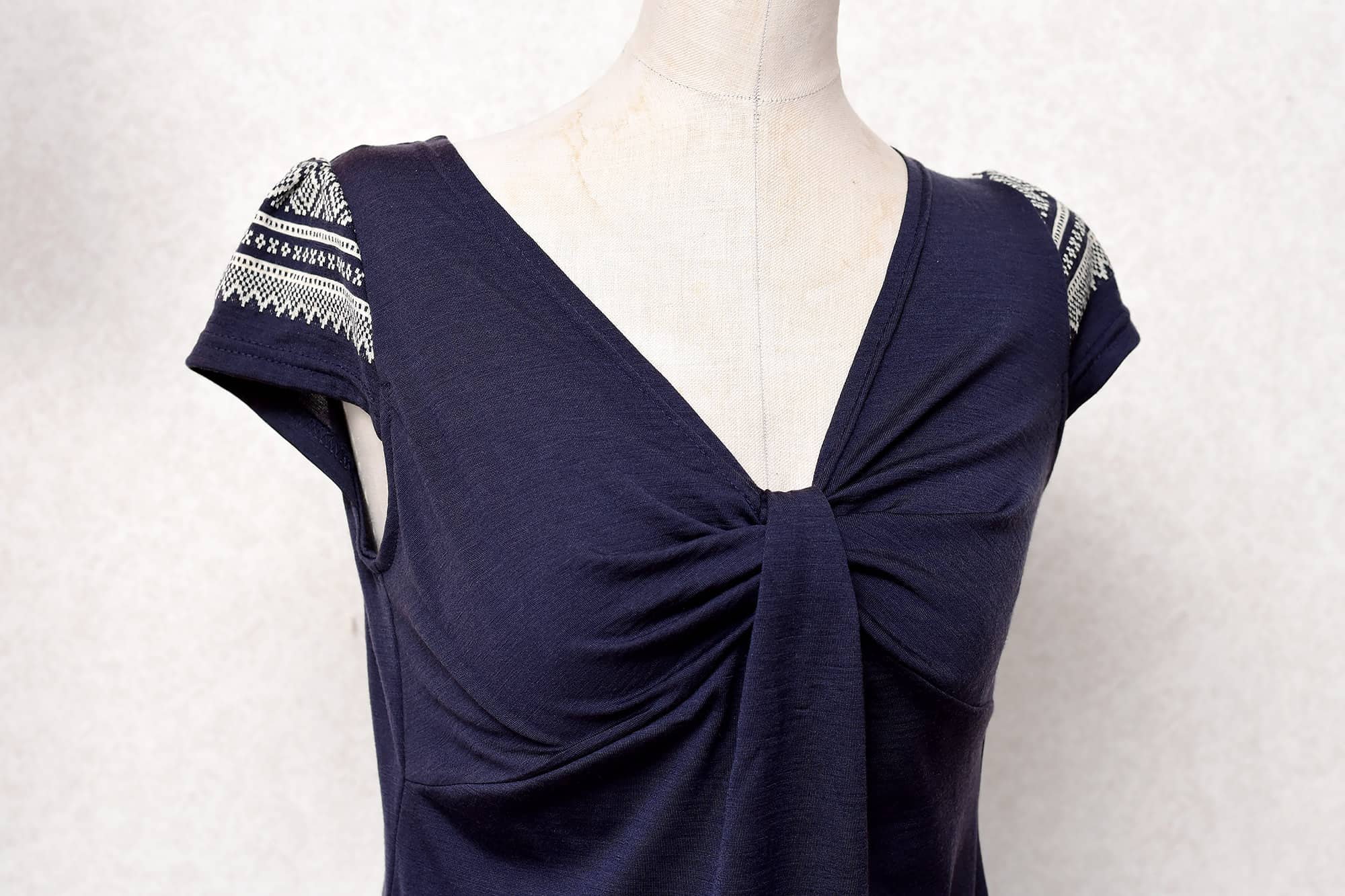 How to sew a neckline on a twist top The Last Stitch