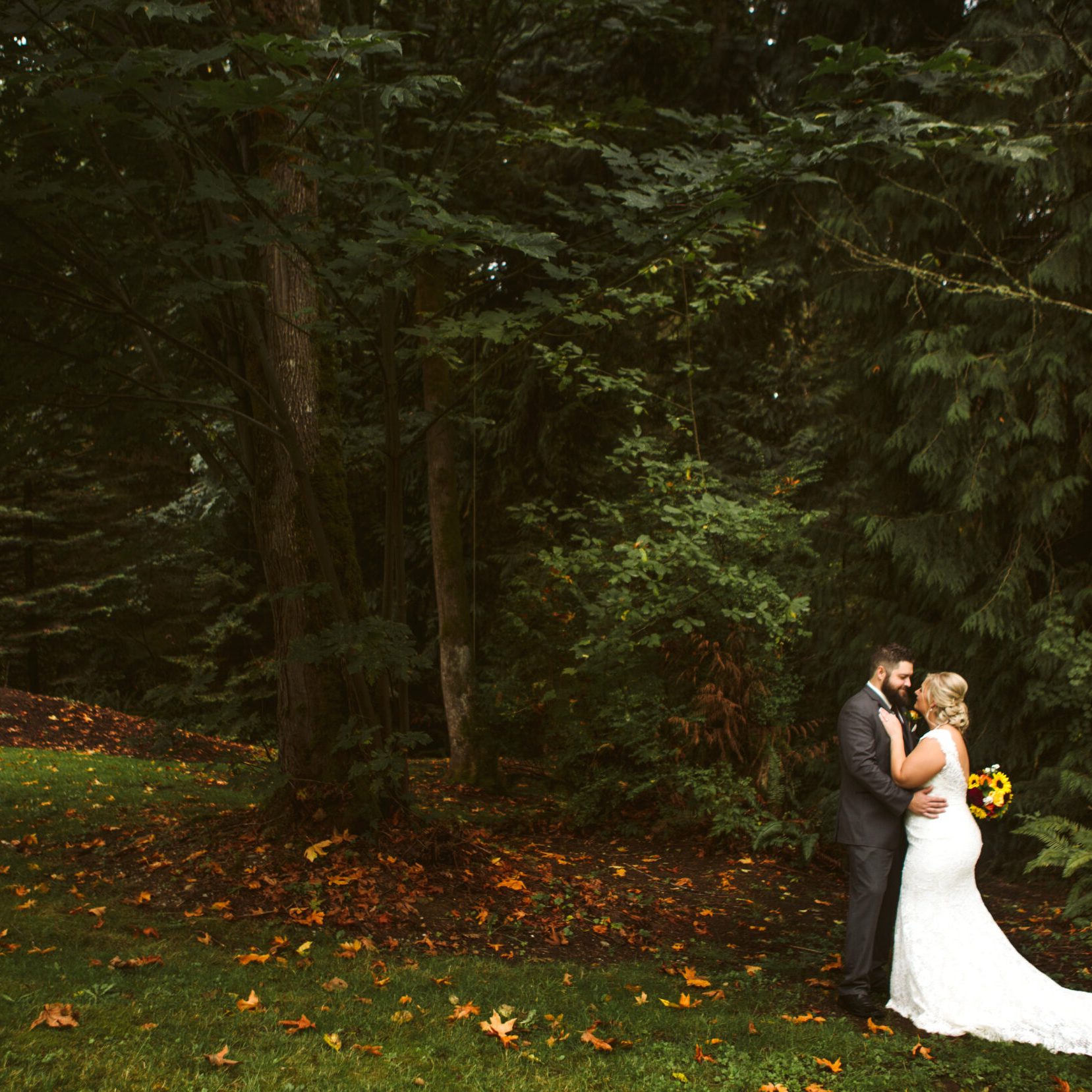 Snohomish Wedding Venue The Lookout Lodge Bride Groom Bridesmaid Groomsmen Woodland Wedding Venue With Mountain Views