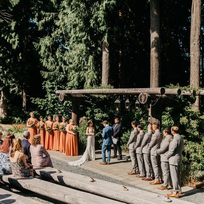Snohomish Wedding Venue The Lookout Lodge Bride Groom Bridesmaid Groomsmen Woodland Wedding Venue With Mountain Views