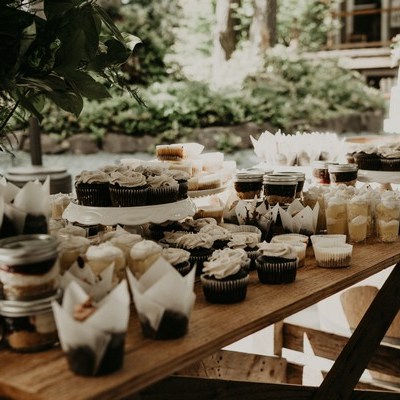 Wedding Cake And Cupcakes  Snohomish Wedding Venue The Lookout Lodge