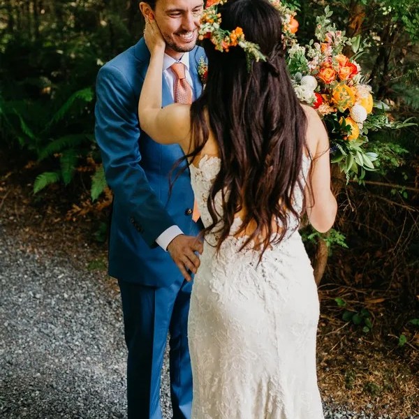 Snohomish Wedding Venue The Lookout Lodge Bride Groom Bridesmaid Groomsmen Woodland Wedding Venue With Mountain Views