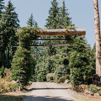 Snohomish Wedding Venue The Lookout Lodge Bride Groom Bridesmaid Groomsmen Woodland Wedding Venue With Mountain Views