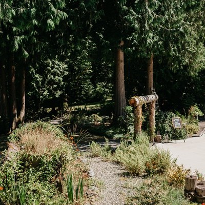 Snohomish Wedding Venue The Lookout Lodge Bride Groom Bridesmaid Groomsmen Woodland Wedding Venue With Mountain Views
