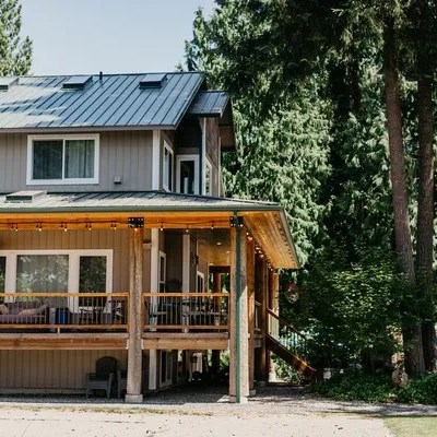 Snohomish Wedding Venue The Lookout Lodge Bride Groom Bridesmaid Groomsmen Woodland Wedding Venue With Mountain Views