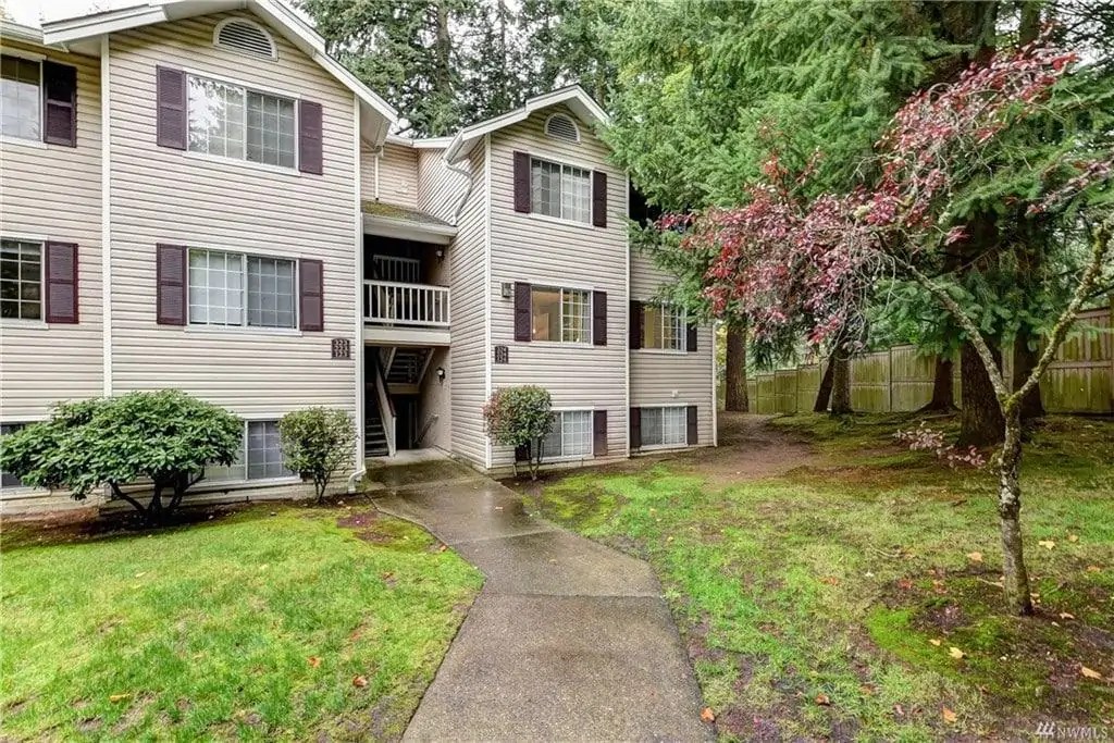 Updated Lake Forest Park Condo With Greenbelt Views