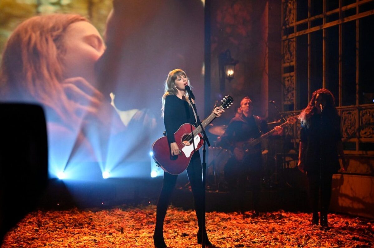 What's Going on With Taylor Swift & Red (Taylor's Version)?(03)