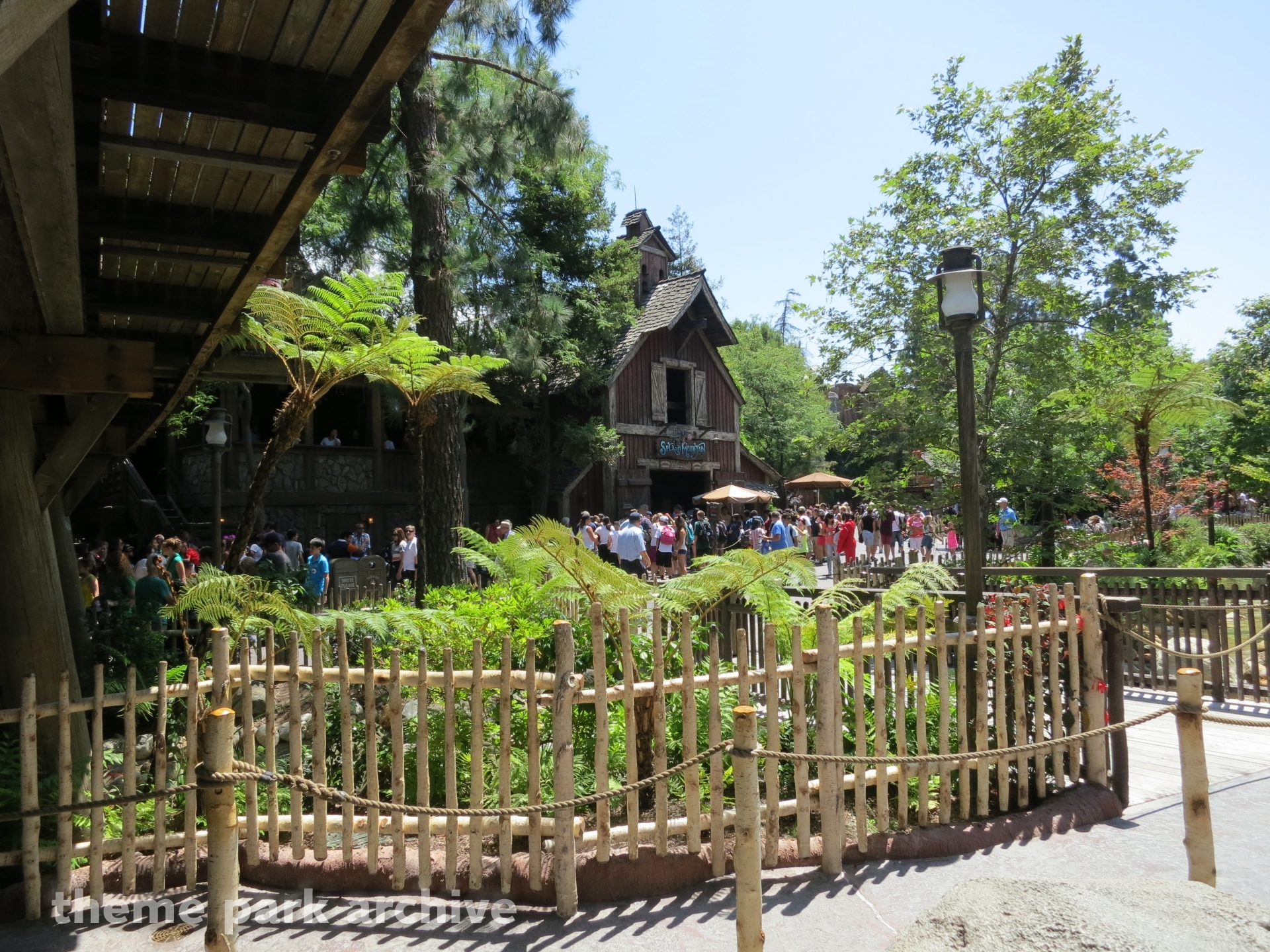 Winnie the Pooh at Disneyland Theme Park Archive