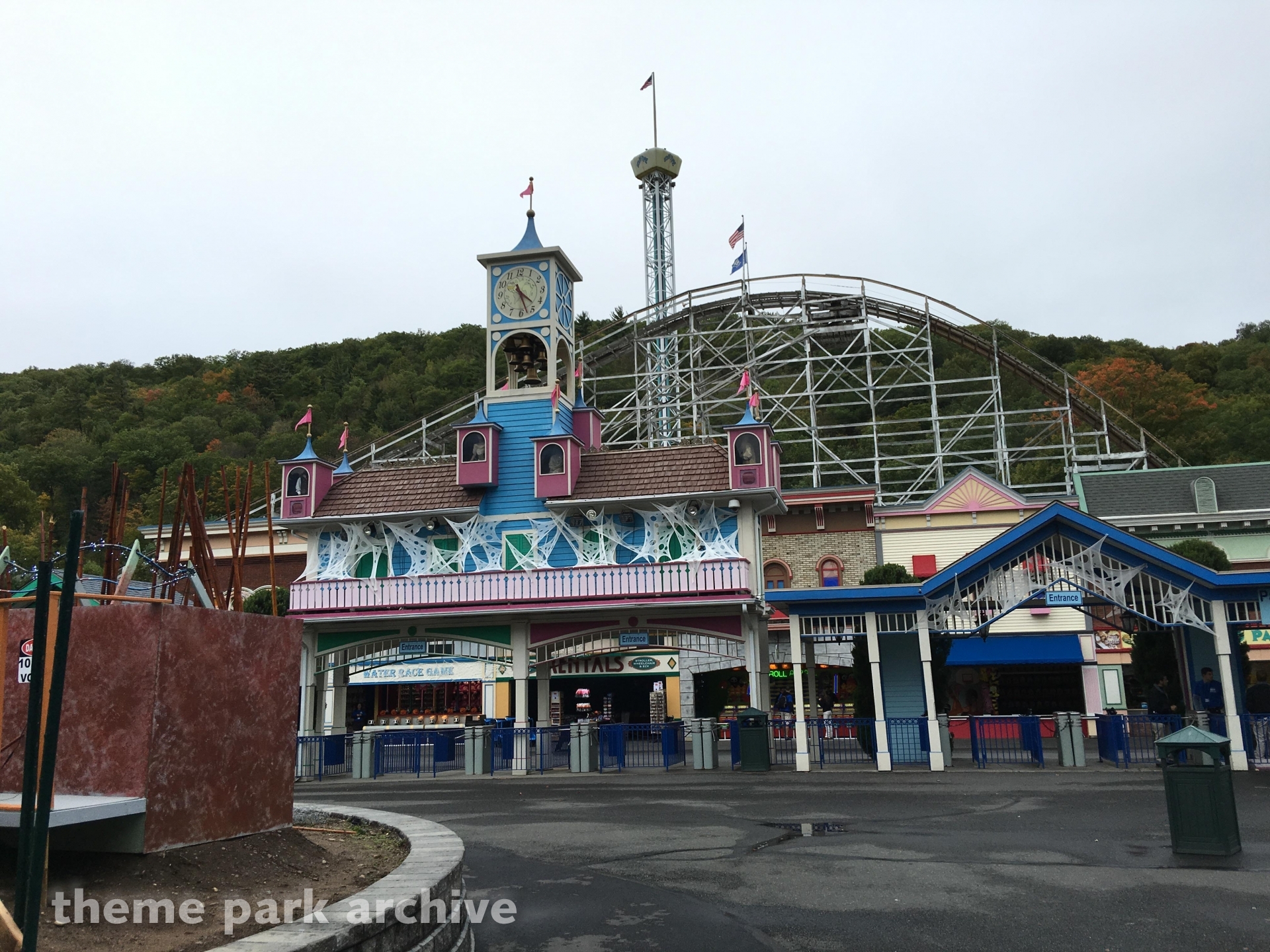 Entrance at Lake Compounce Theme Park Archive