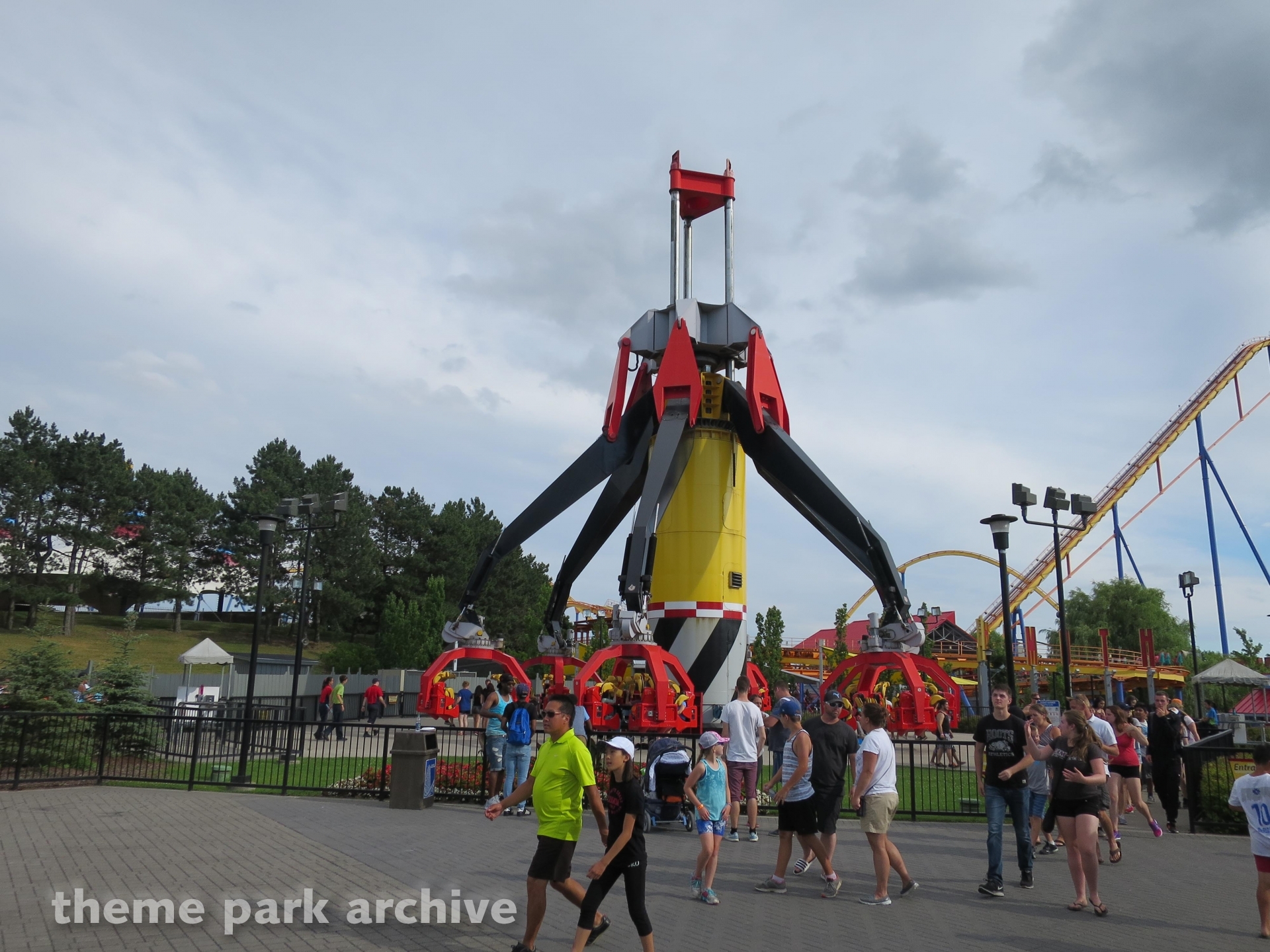 Sledge Hammer at Canada's Wonderland Theme Park Archive