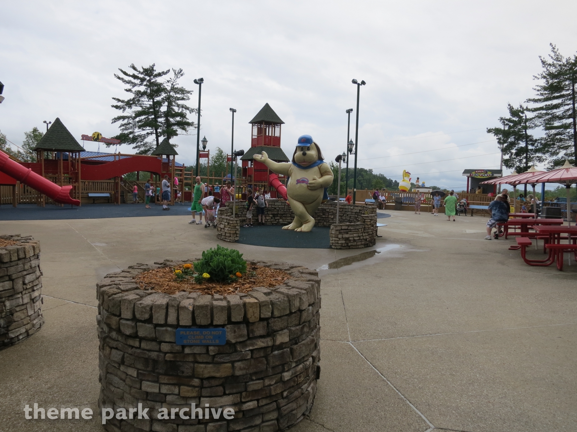 Holidog's FunTown at Holiday World Theme Park Archive