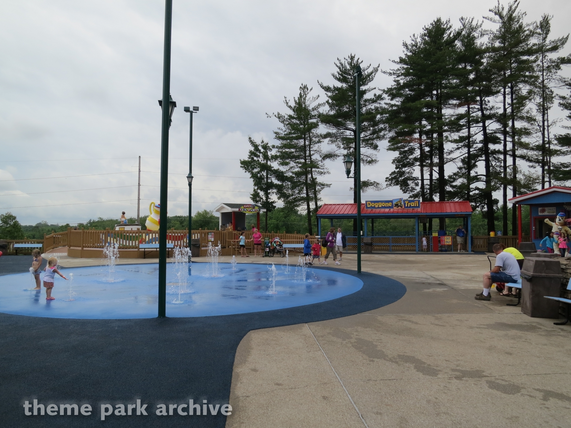 Holidog's FunTown at Holiday World Theme Park Archive