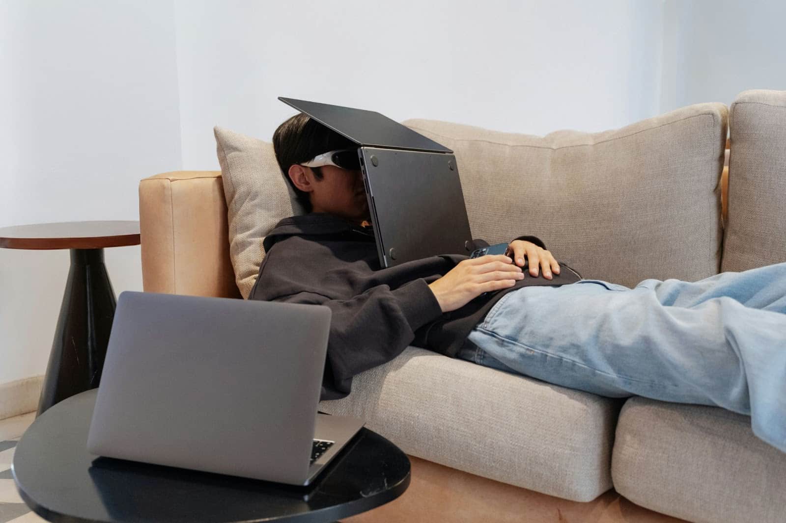 13 Reasons Men In Their 30s And 40s Are Choosing Minimalist Tech The