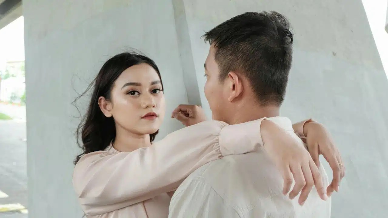 15 Reasons Why Men Don’t Approach Women in Person Anymore The Modest Man
