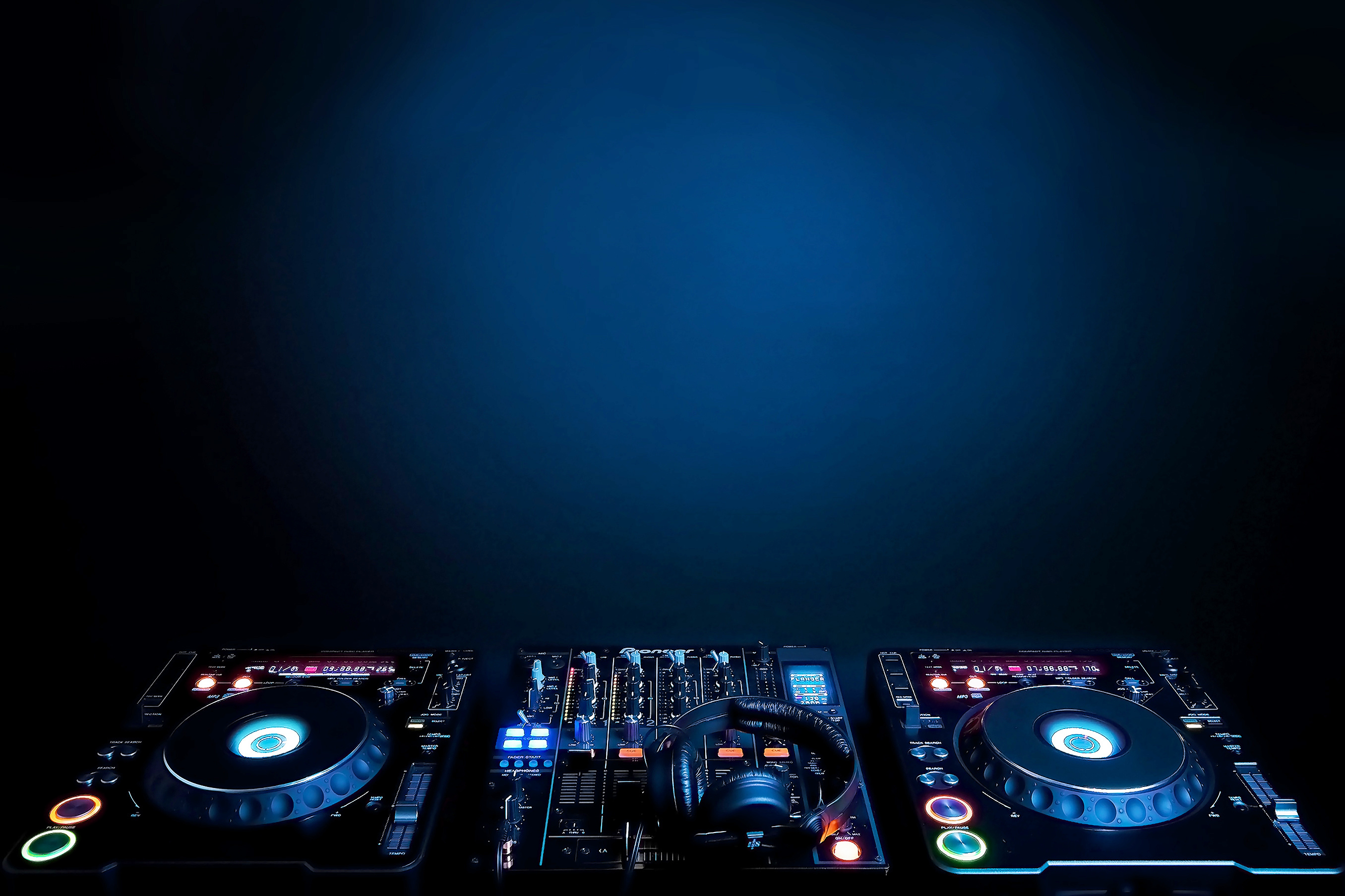 DJ turntables and electronic mixer Theory
