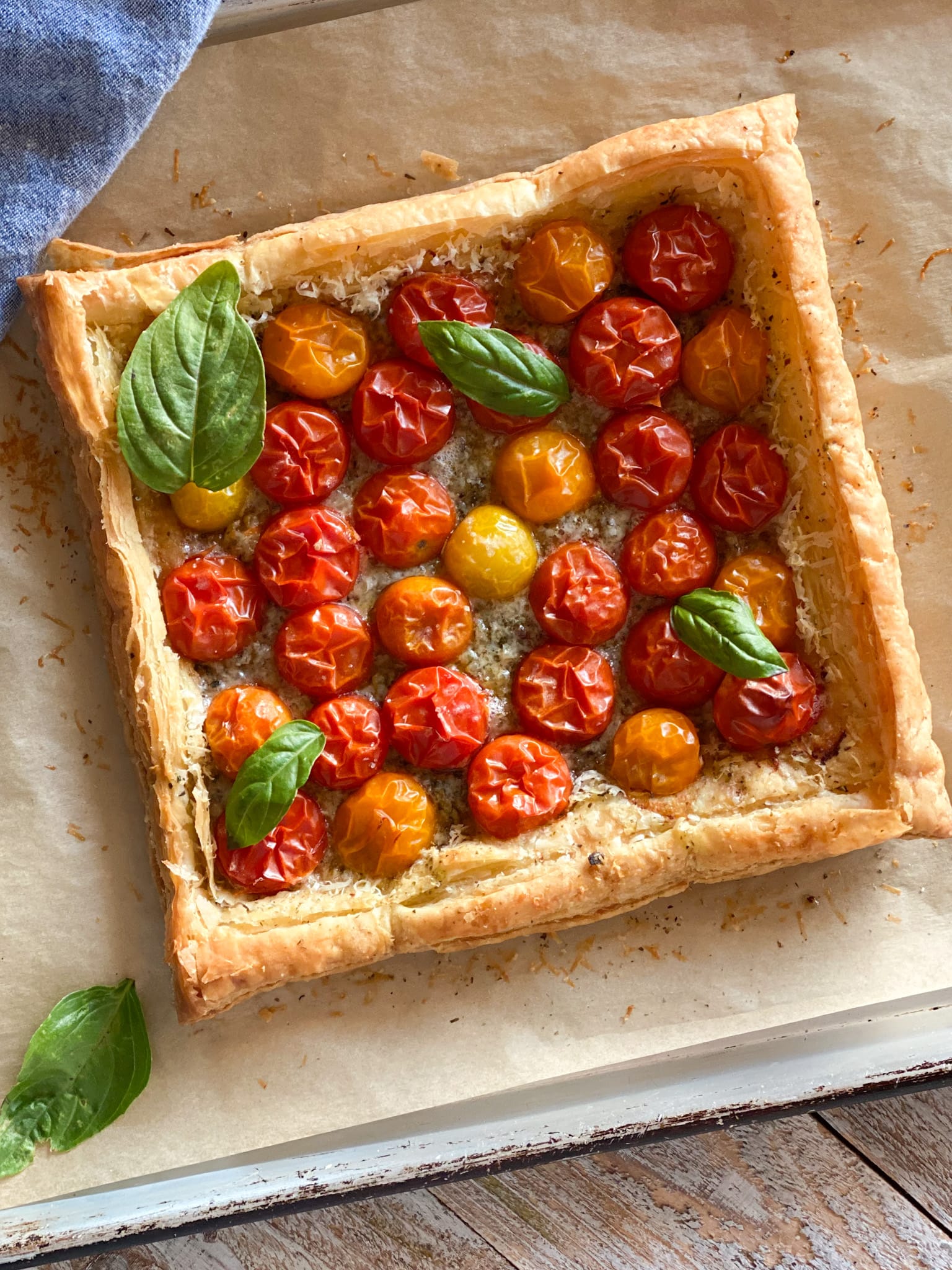 Easy Puff Pastry Tomato Tarts Recipe (Only 6 Ingredients)