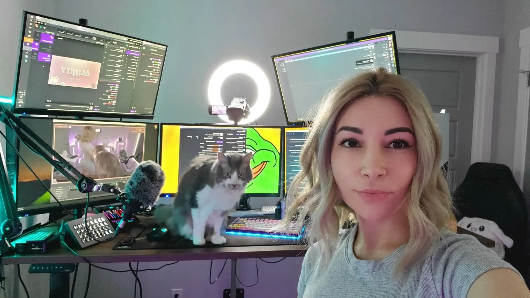Twitch streamer files police report after fans show up at her home(04)
