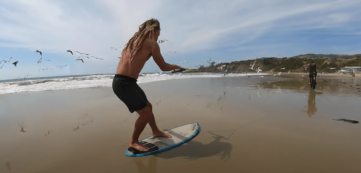 Skimboard et vélo électrique pour Austin Keen