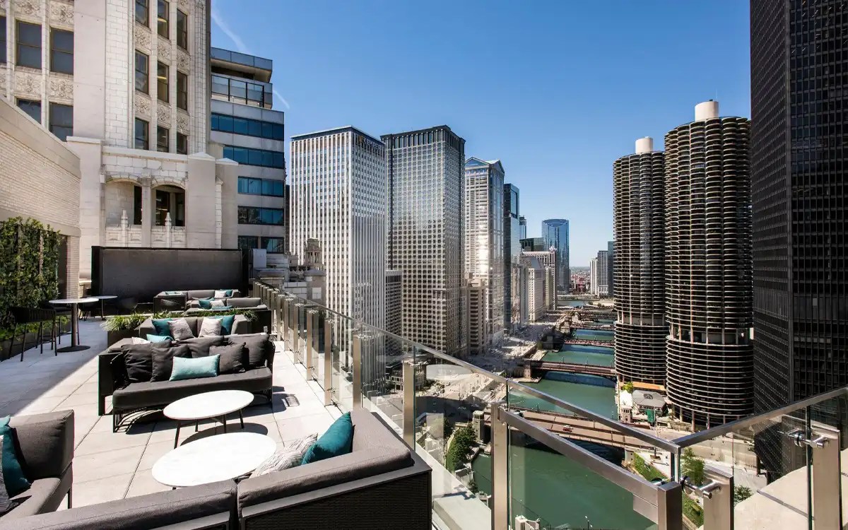 30 Best Rooftop Bars in Chicago [2024 UPDATE]