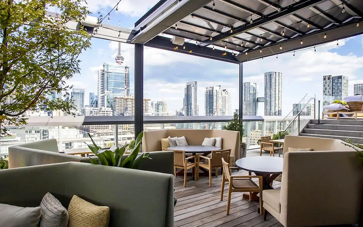 21 Best Rooftop Bars in Toronto [2024 UPDATE]