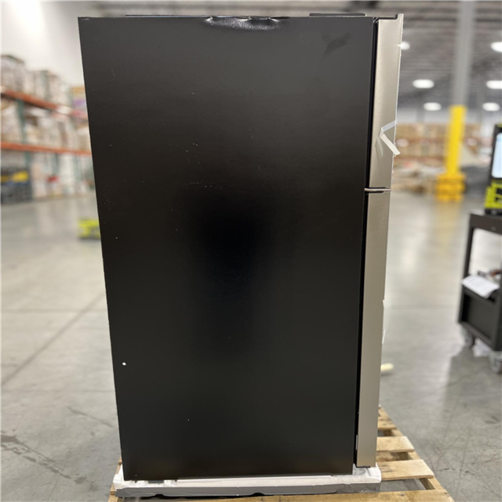 DALLAS LOCATION VISSANI 18 cu. ft. Top Freezer Refrigerator in