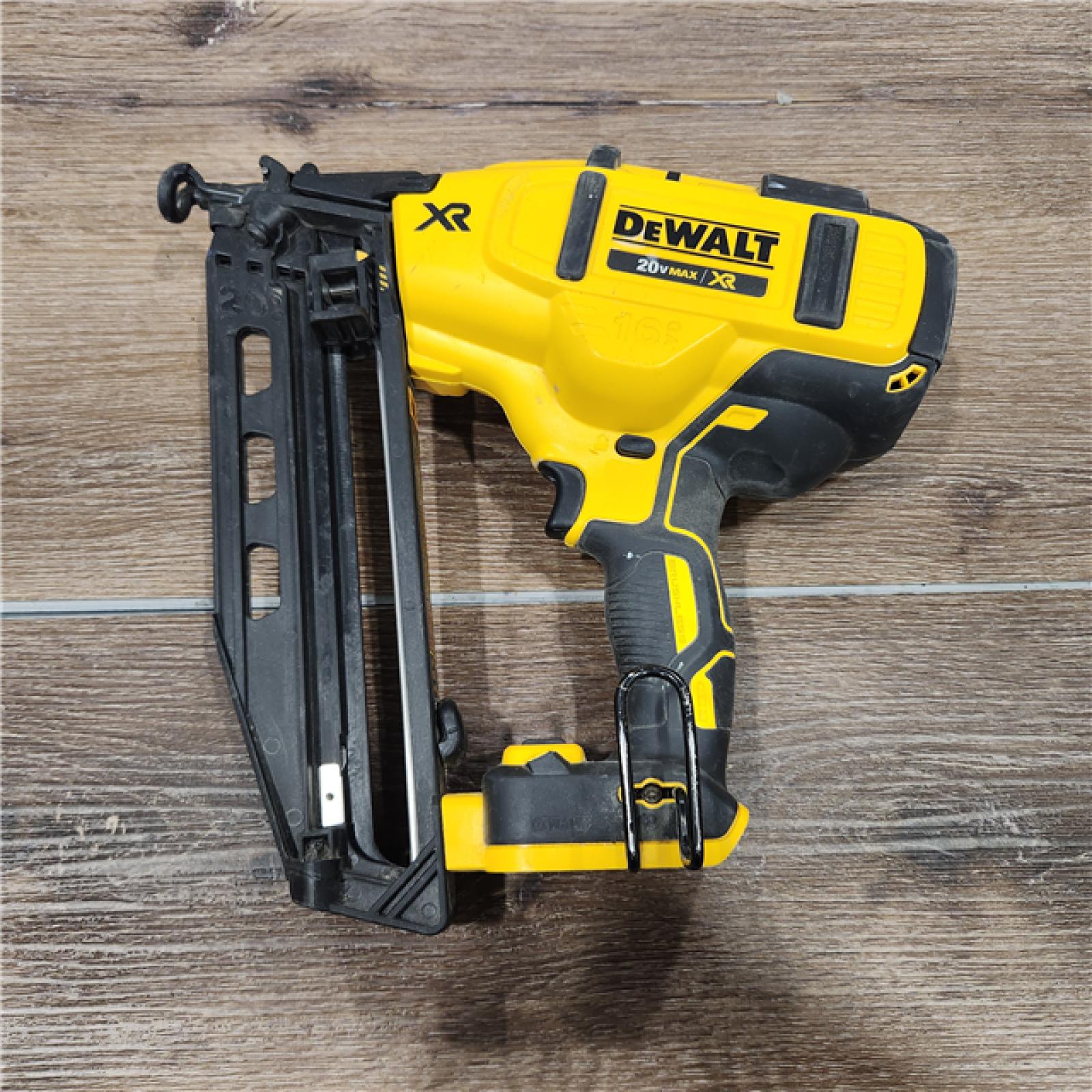ASIS DeWalt DCN660D1 20V 16 Gauge Cordless Angled Finish Nailer Kit W