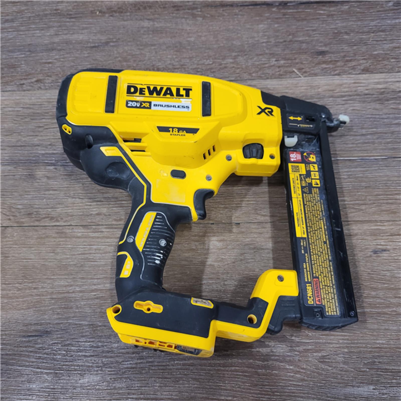 ASIS DEWALT 20Volt Max 16Gauge Cordless Angled Finish Nailer Kit