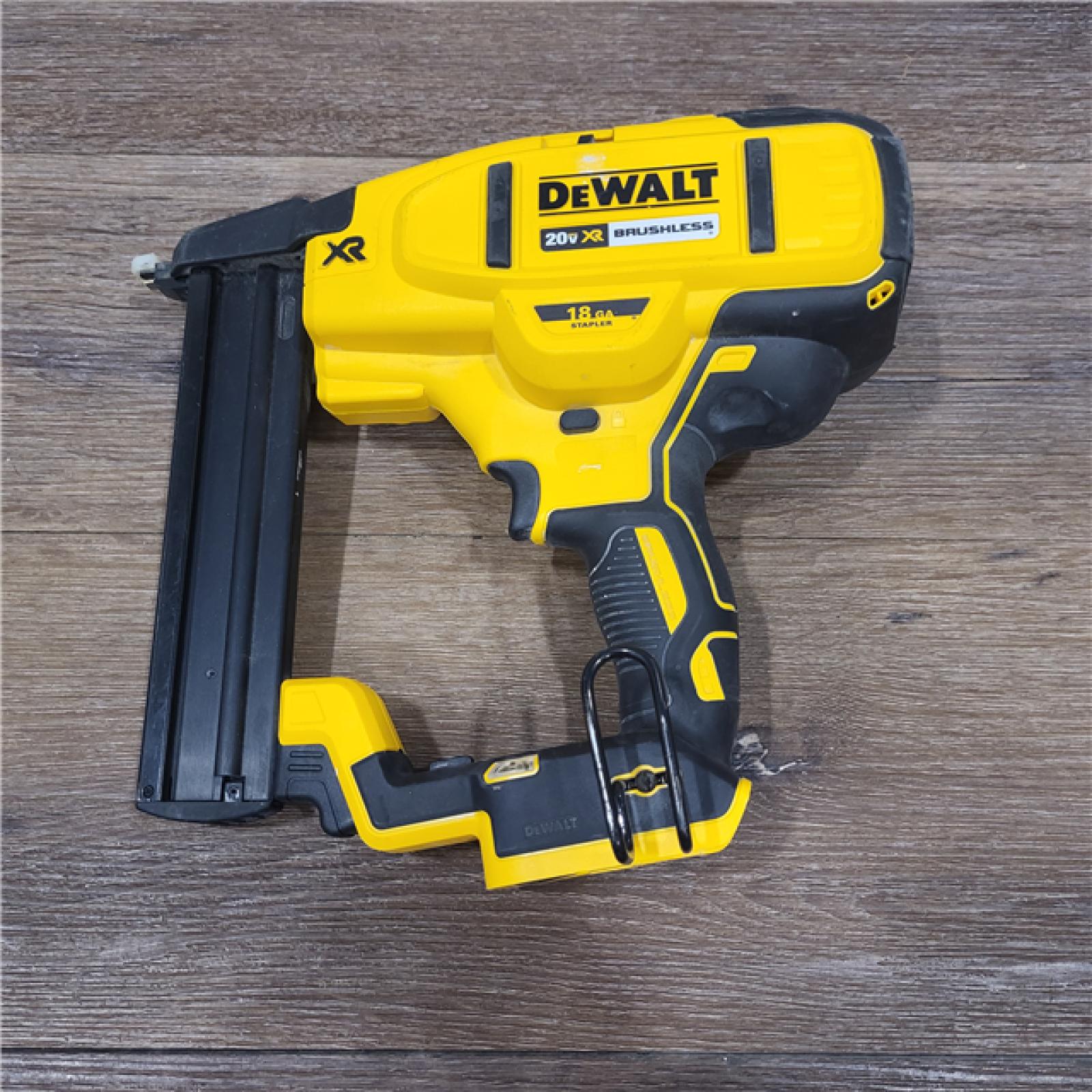 ASIS DEWALT 20Volt Max 16Gauge Cordless Angled Finish Nailer Kit