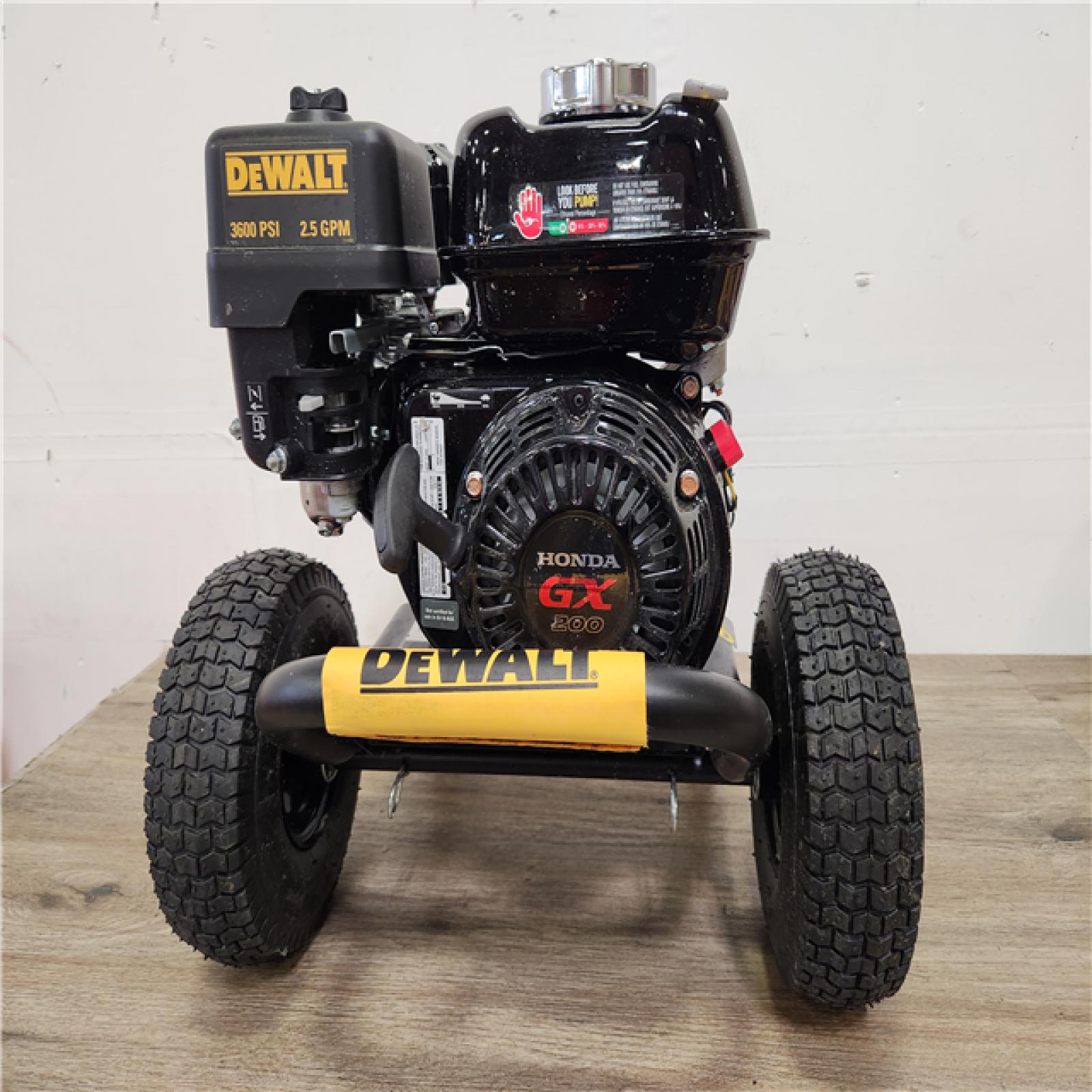 Phoenix Location Appears NEW DEWALT DEWALT 3600 PSI 2.5 GPM Gas Cold