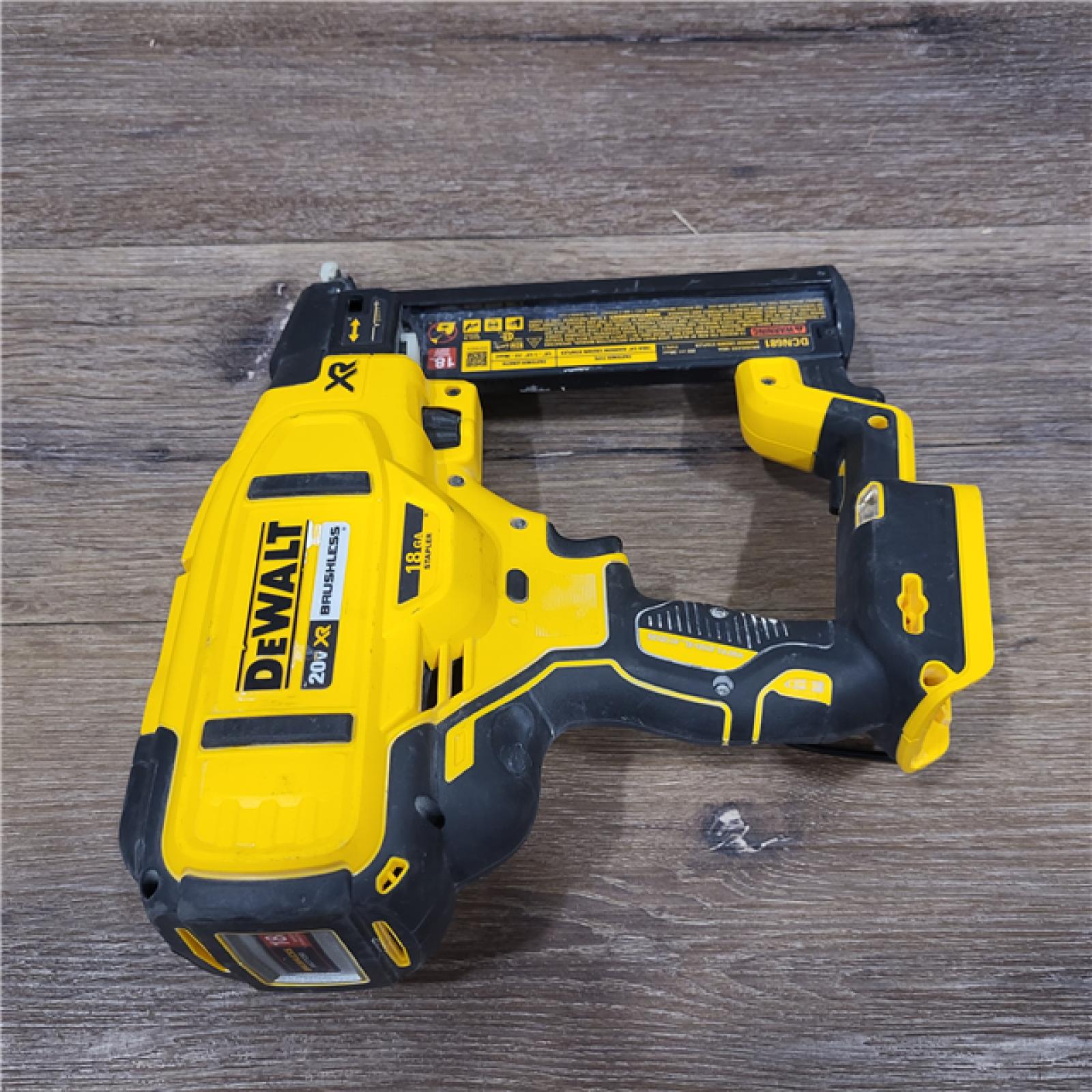 ASIS DEWALT 20Volt Max 16Gauge Cordless Angled Finish Nailer Kit