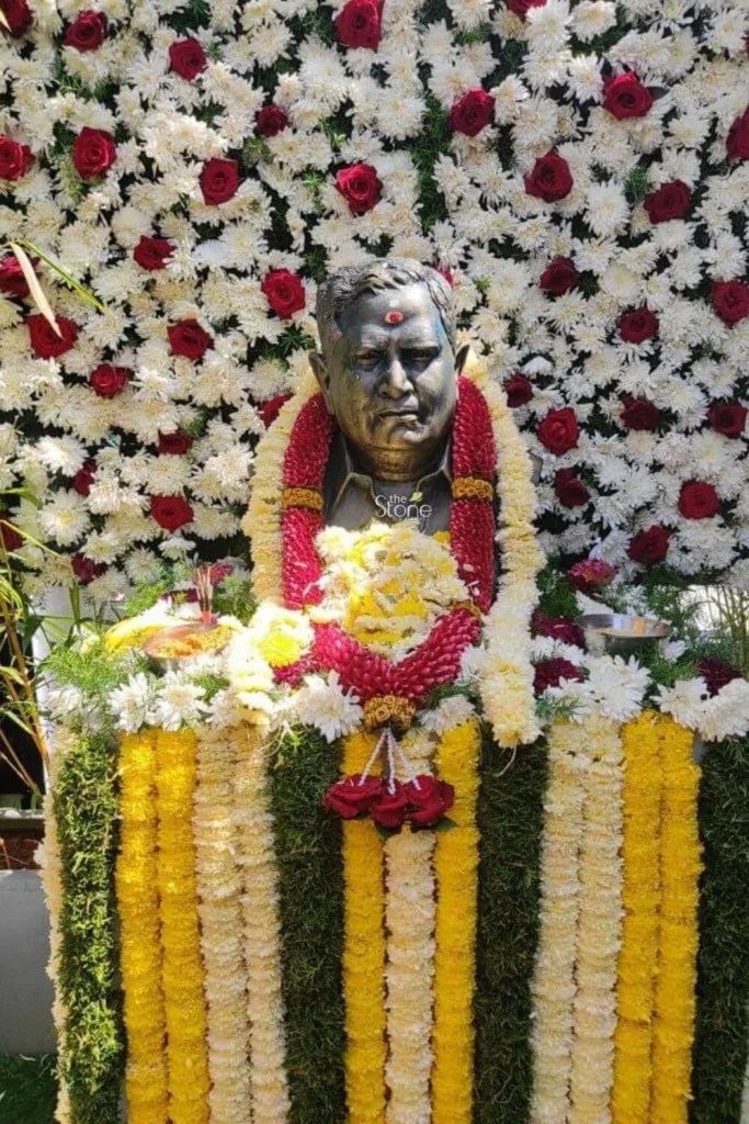 man statue placement in Bangalore