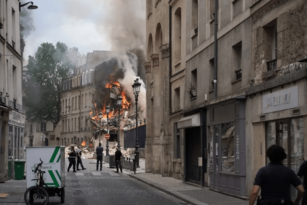 Gas explosion in central Paris at least 37 injuries, four in critical