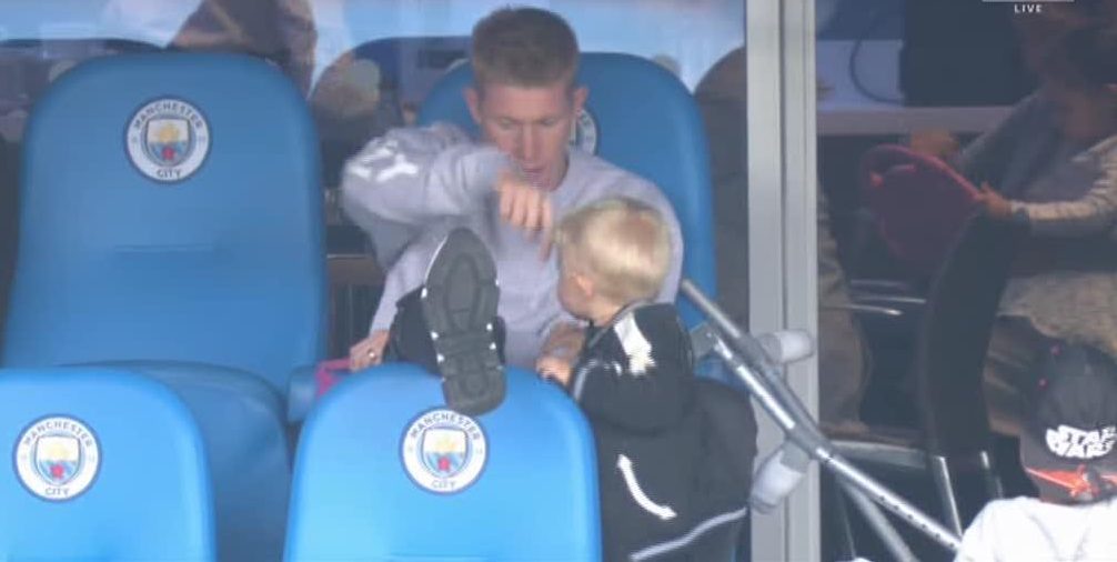 Kevin de bruyne's 'embarrassing story' of how he got with his model wife is genuinely wholesome. Kevin De Bruyne S Cute Son Tries To Climb Over Crocked Man City Star S Leg As He Rests Injured Knee During Huddersfield Clash