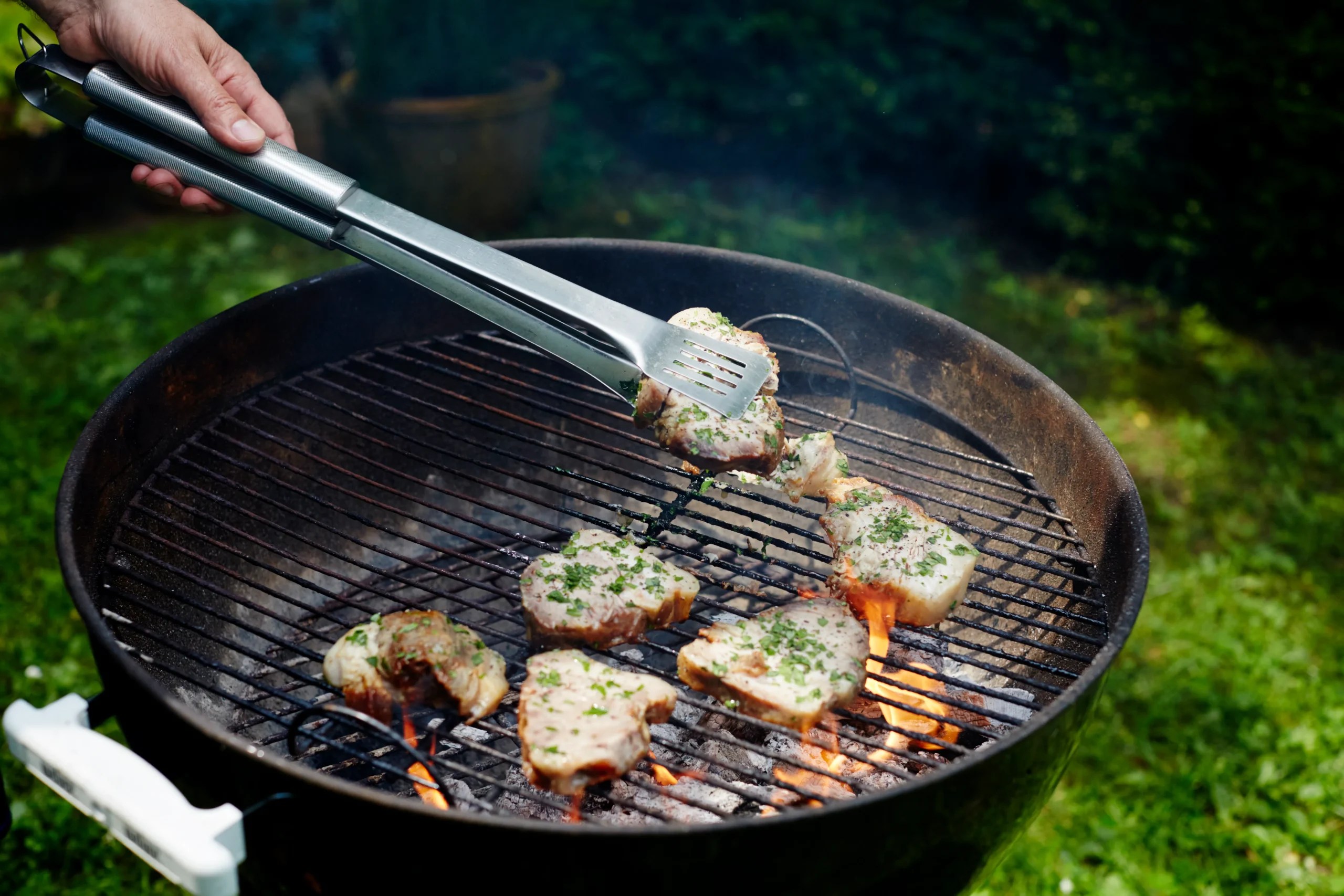 When Should You Use the Lid on Your Grill? - The Tech Edvocate