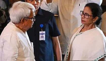 রাজনৈতিক সৌজন্যের বিরল দৃষ্টান্ত! অসুস্থ বিমান বসু বাড়ি ফিরতেই মমতার চিঠি, বিশেষ বার্তা নিয়ে পৌঁছলেন কুণাল