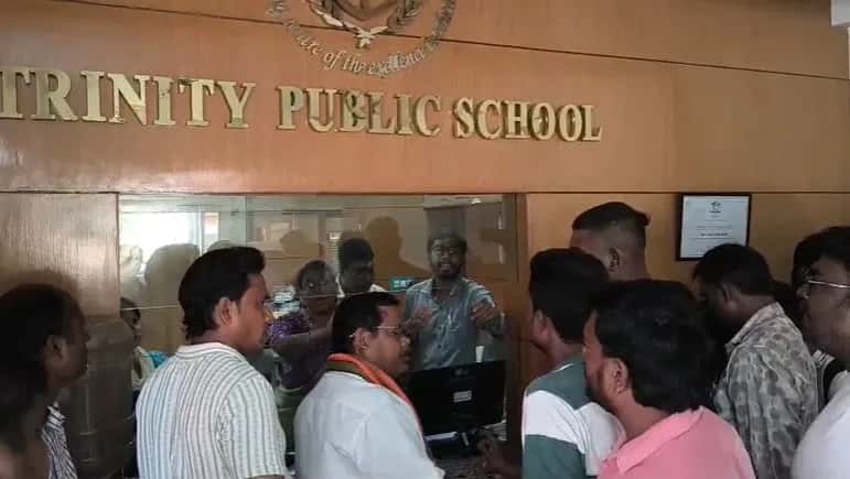 কপালে টিকা লাগানোয় ছাত্রকে বাধা দেওয়ার অভিযোগ, খড়দহের ইংরেজি মাধ্যম স্কুলে তুমুল উত্তেজনা! – এবেলা