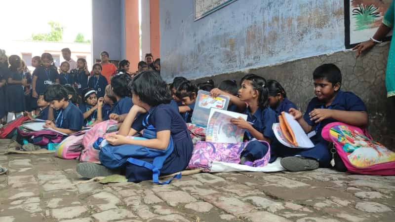 বিদ্যুৎ বিলের দ্বন্দ্বে তালাবন্ধ ঘর, চুঁচুড়ায় খোলা আকাশের নিচে মাটিতে বসেই চলছে পঠনপাঠন! – এবেলা