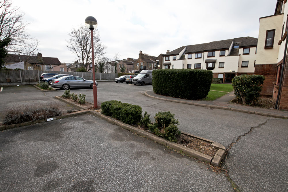 High Road Leytonstone, E11 Theydons