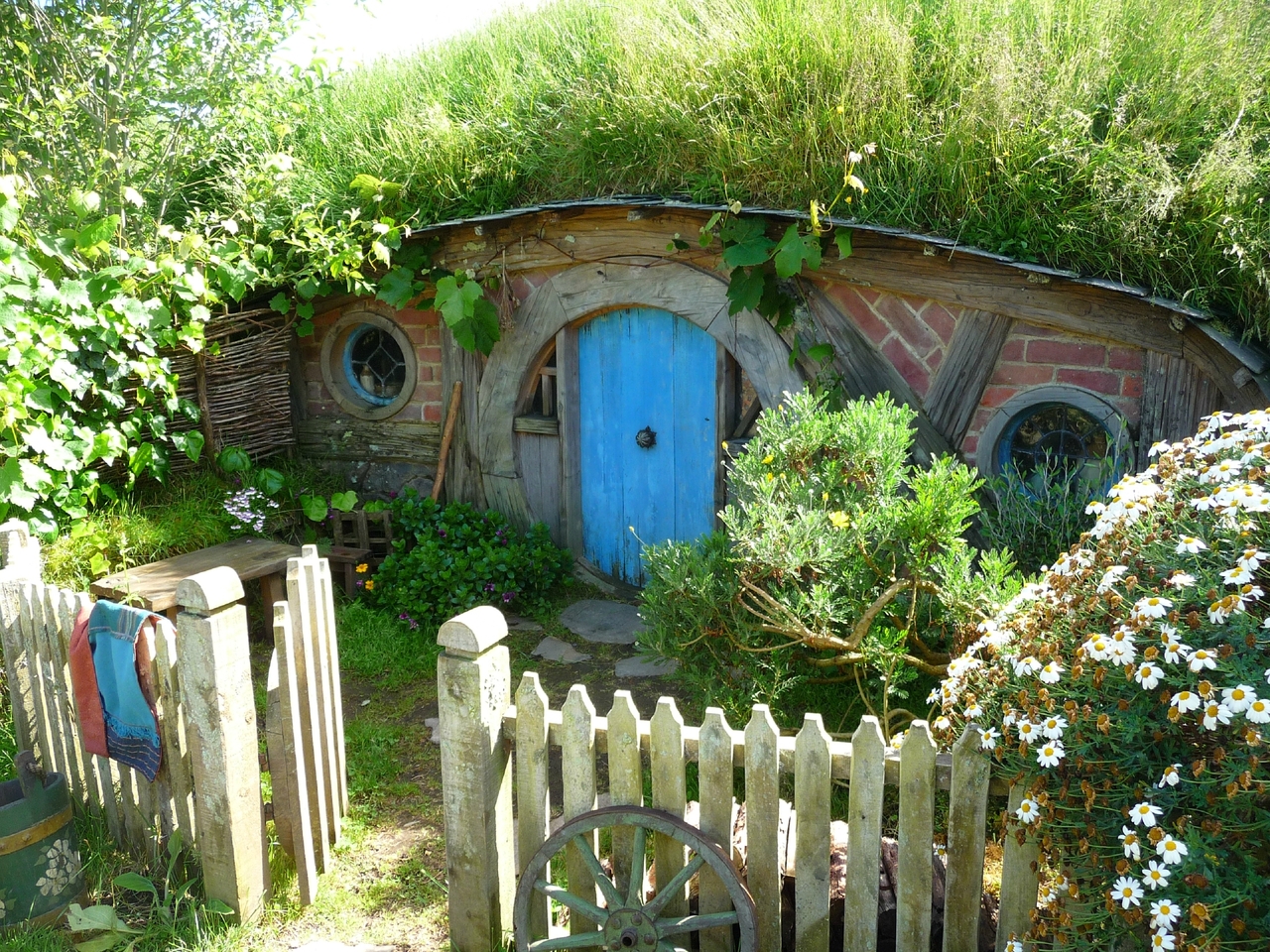 Hobbit House Pictures The Hobbit Set Photos