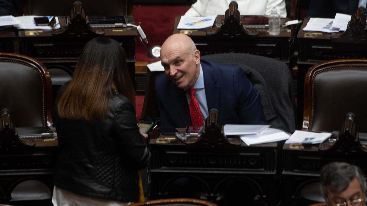 Si no puede ser candidato no puede seguir siendo diputado