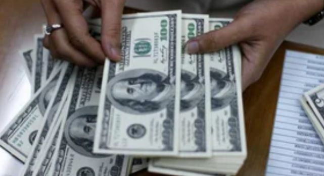 El dólar sube a un nuevo nivel a pesar de los intentos del Gobierno por evitarlo