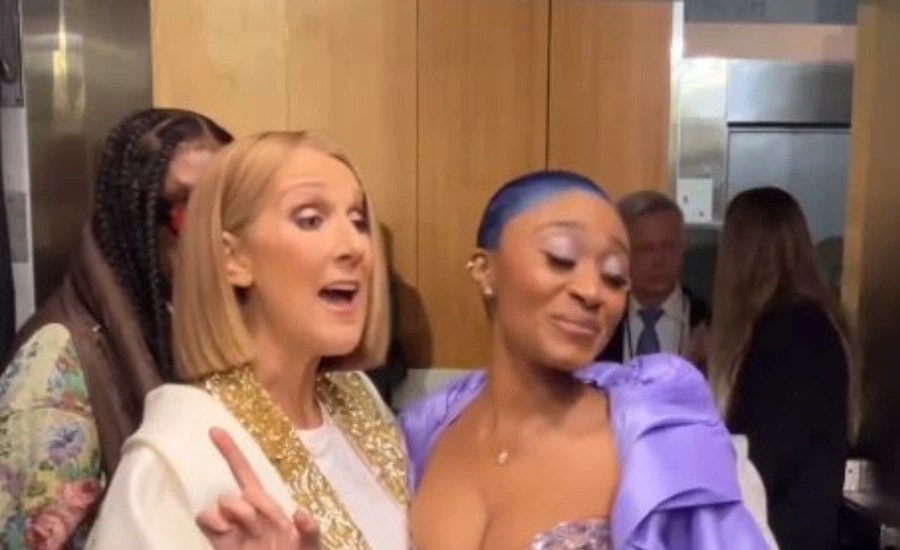 Céline Dion sings with Sonyae Elise backstage at Grammys