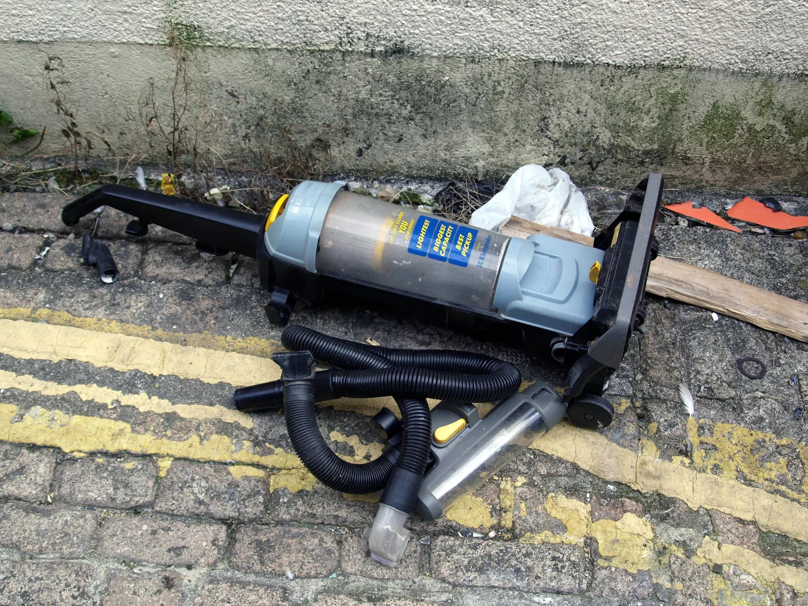 How to Dispose of a Vacuum Cleaner Safely and Responsibly